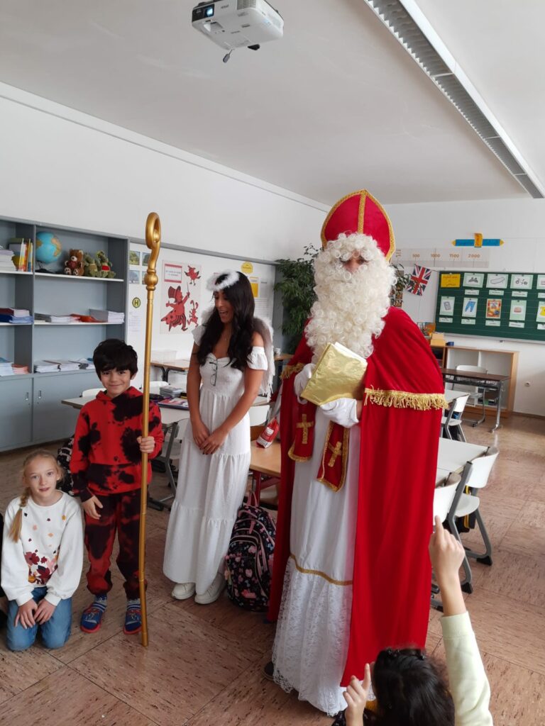 Festlicher Nikolauszauber erfüllt die Grundschule!