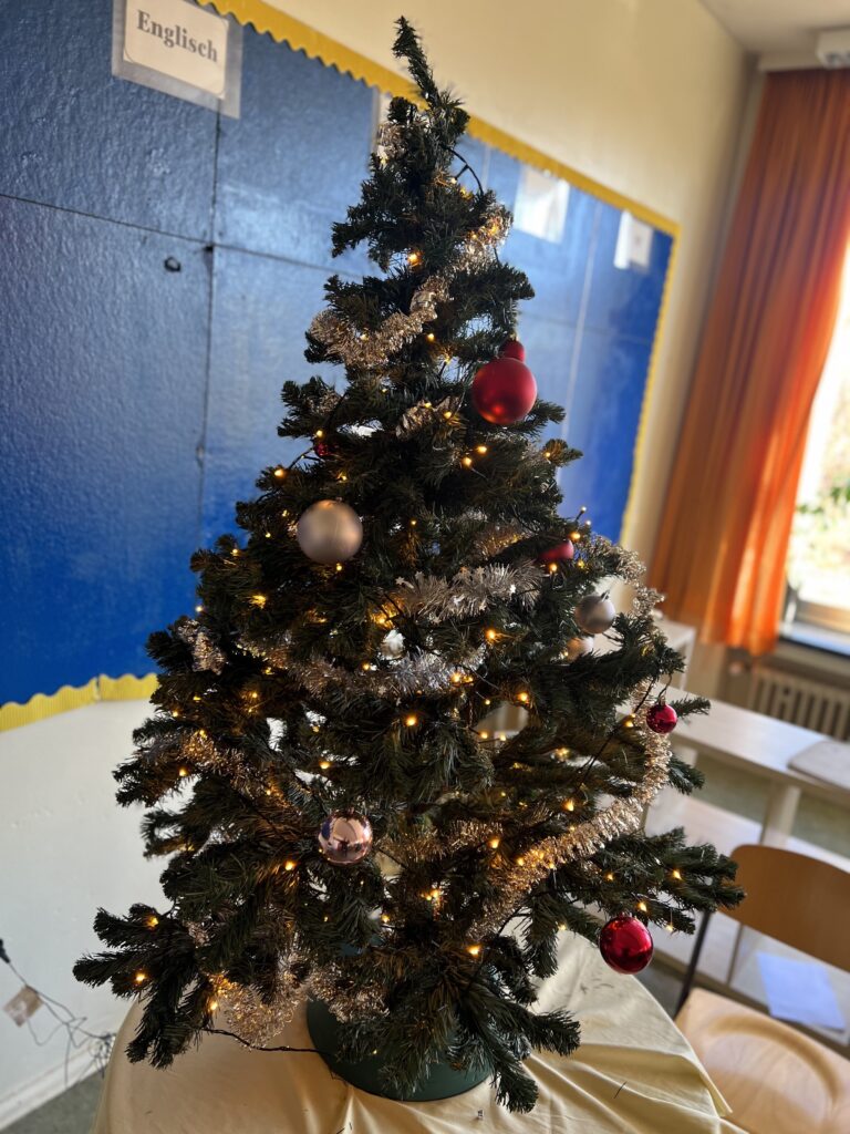Vorfreude auf die Festtage: Weihnachtszauber in den Klassenräumen der Kerschensteiner Schule